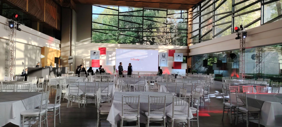 Montaje de sillas, pasillo y escenario para InBody
