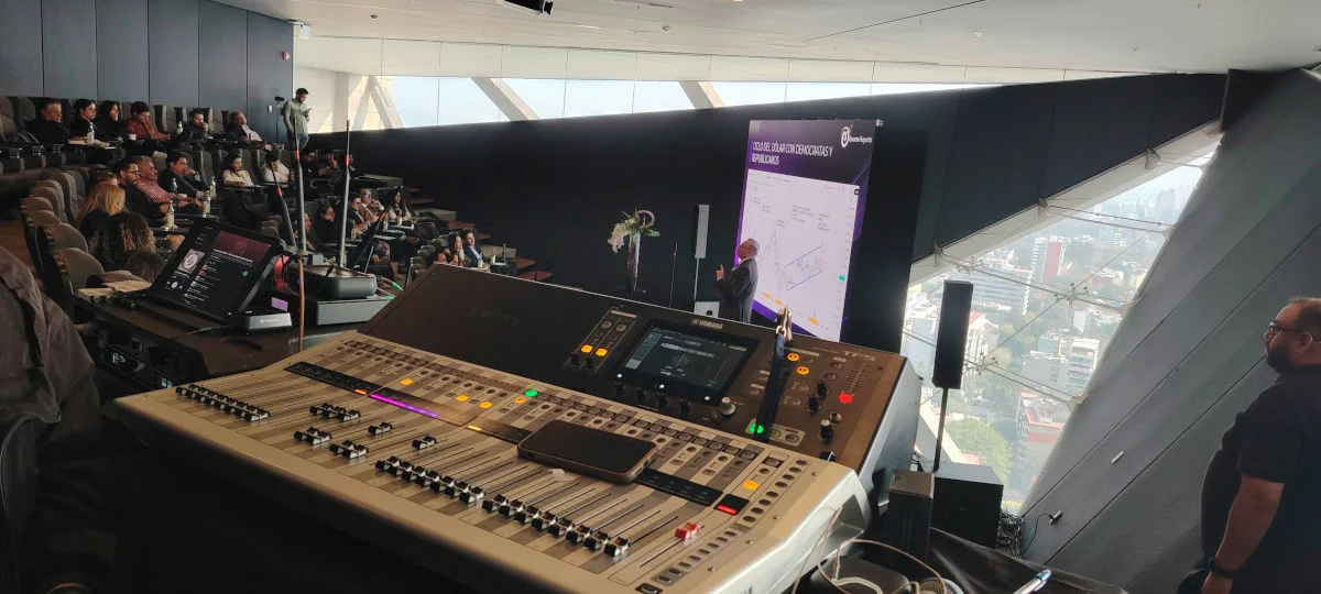 Consola de audio frente al escenario y al público