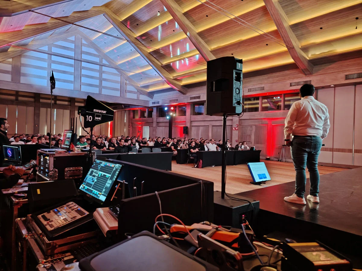 Área técnica y escenario preparados para un evento